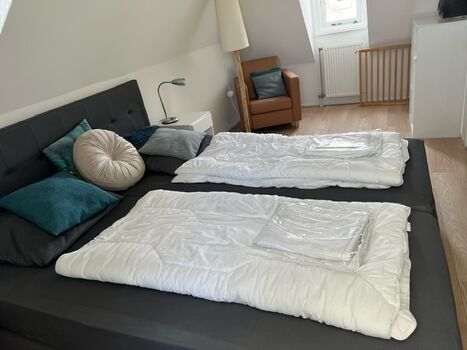 OG 1. Schlafzimmer mit TV