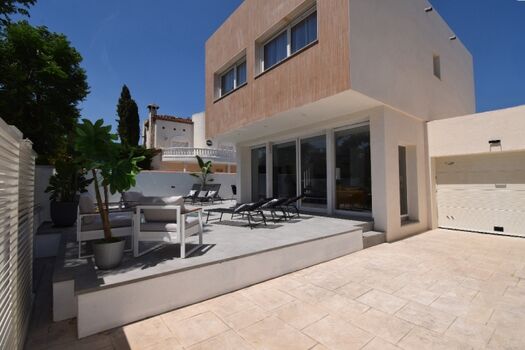 Im Vorhof des Hauses ist ein abgeschlossener PKW-Stellplatz, weitere kostenlose Parkplätze direkt vor dem Haus