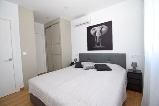 Einbauschrank und direkt angeschlossenem Bad 