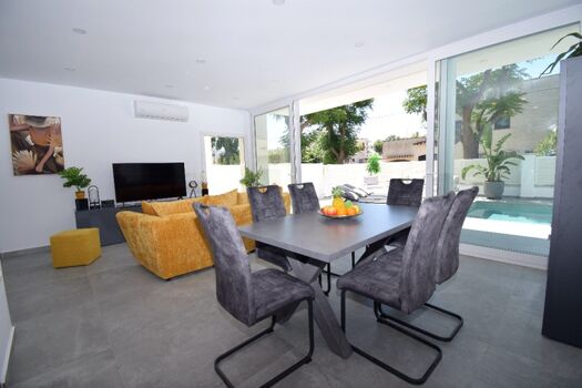 Super Neubau-Poolvilla auf 2 Etagen mit ca. 125 qm Wohnfläche 