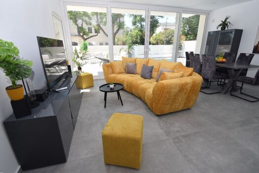 mit Zugang zum Pool u. Terrassenbereich in südlicher Ausrichtung (Sonnenseite).