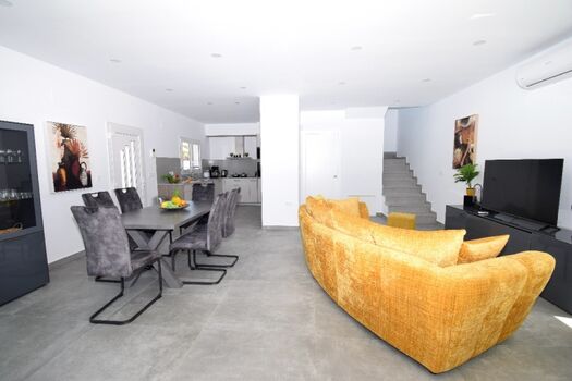 Wohnzimmer mit grosser Couchgarnitur, Klima, SAT-TV mit Flachbild-TV