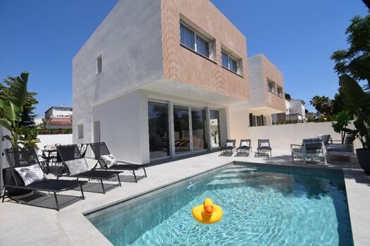 NEUBAU (2024)  Villa für bis zu 6 Pers., Klima, Pool, Internet, 3 Suiten (SZ mit Bad) je mit TV