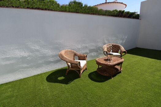 Kleiner schattiger Gartenbereich mit Relaxsesseln