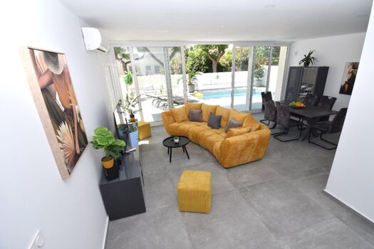 Vom Eingangsbereich kommen Sie in das große, sonnige Wohn- u. Esszimmer 