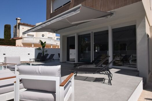 Teilüberdachte Terrasse mit: Markise