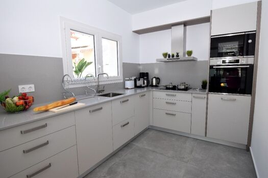 Mikrowelle, Cerankochfeld, Abzugshaube, Nespresso-Kaffee-Kapselmaschine und Kaffee-Filtermaschine, Toaster, Wasserkocher etc.) und Waschmaschine.