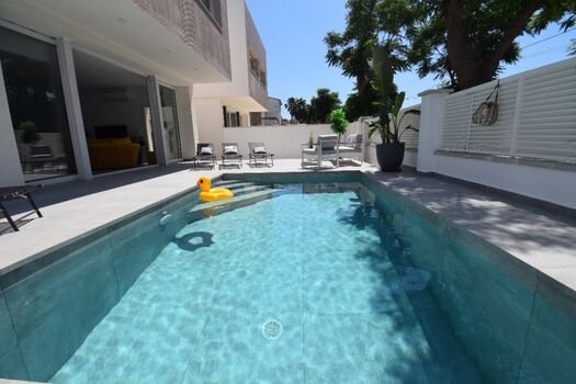 Der Swimmingpool (5 x 3 m) mit römischer Treppe ist ganzjährig in Betrieb mit Poolservice