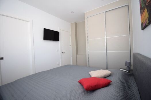 Klima, SAT-TV , Einbauschrank und direkt angeschlossenem Bad