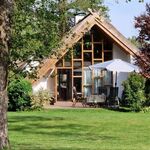 Kauperhaus mit Terrasse- in der Mitte der Natur