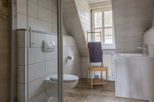 Badezimmer mit Dusche und WC