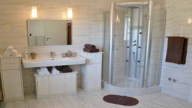 Großes Badezimmer mit Fenster