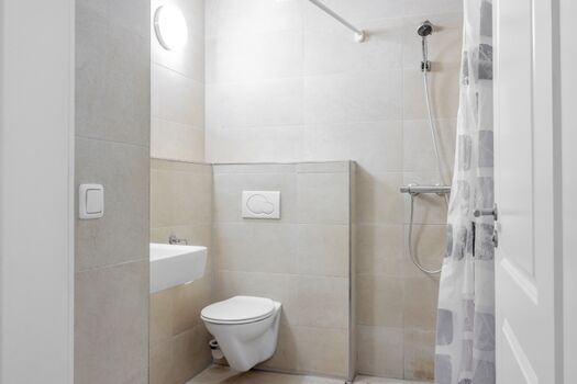 Badezimmer mit Dusche und WC