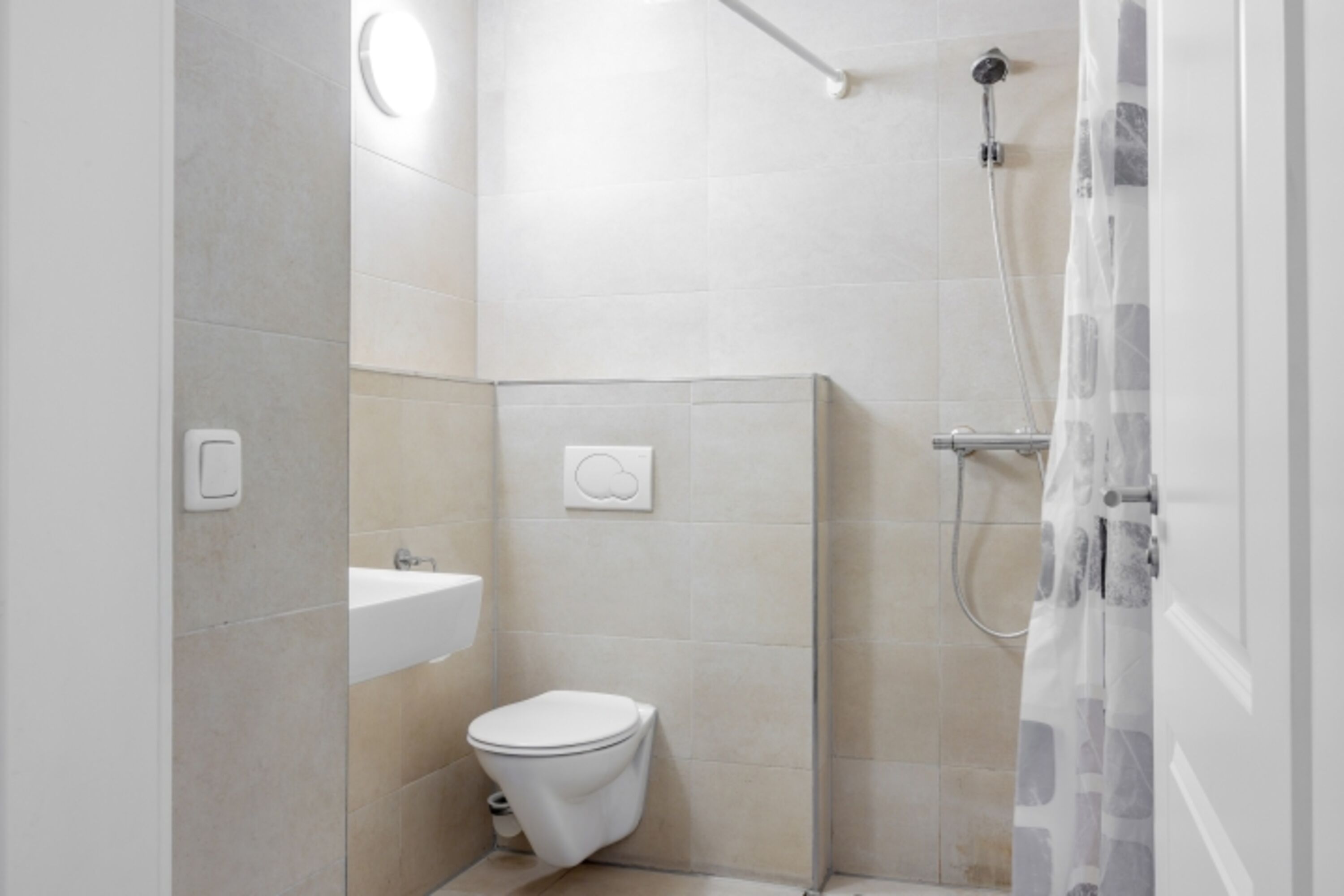 Badezimmer mit Dusche und WC