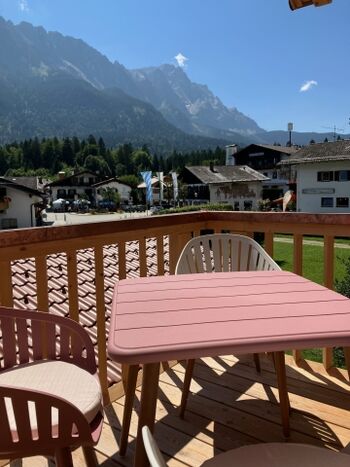 Balkon mit Blick auf das Zugspitzmassiv