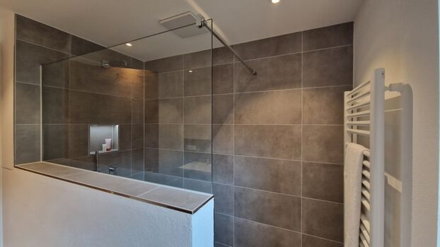 Dusche im Badezimmer