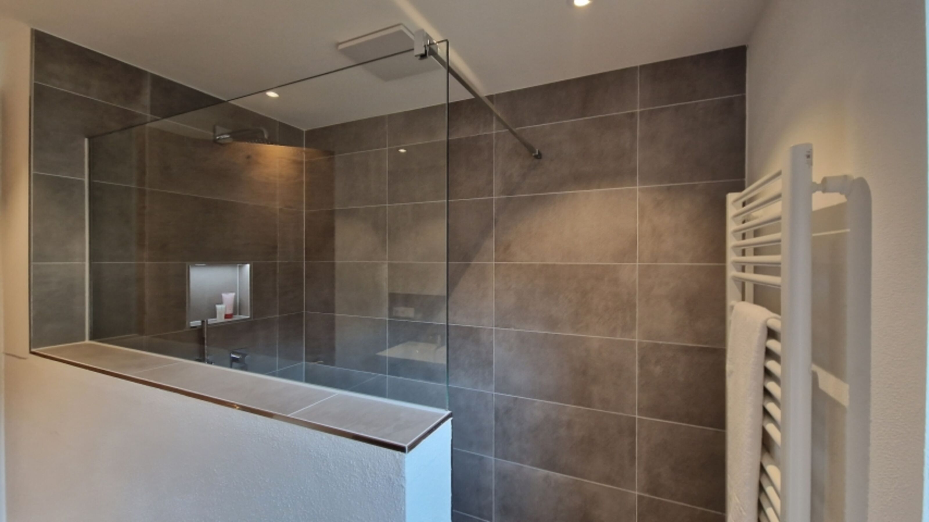 Dusche im Badezimmer