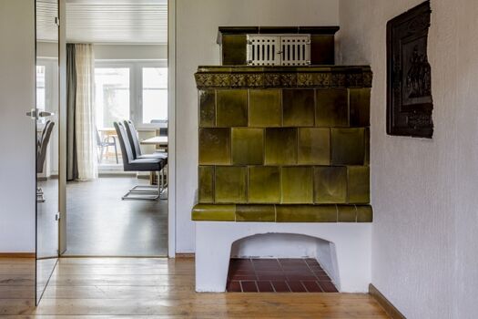 Wohnzimmer mit Kachelofen