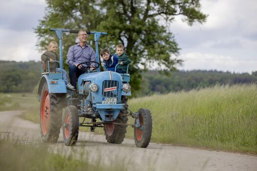 Nach einer kleinen Einweisung: Traktorfahren