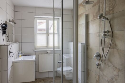 Badezimmer mit Dusche und WC