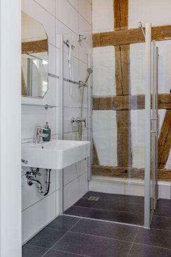 Badezimmer mit Dusche und WC