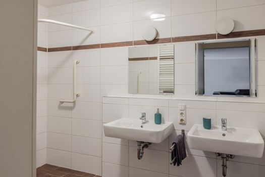 Badezimmer mit Dusche und WC