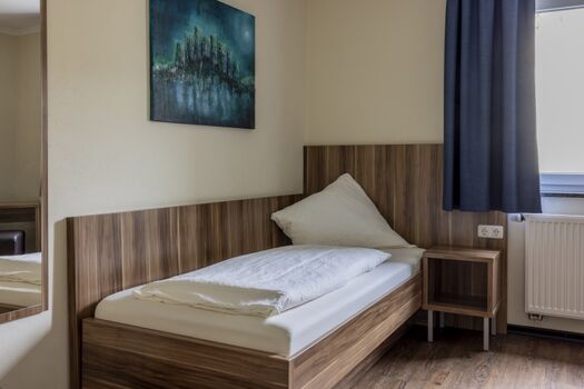 Schlafzimmer mit französischem Bett (ausziehbar) 