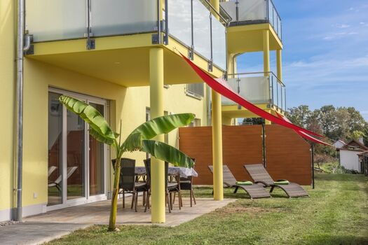 Terrasse mit Sonnenliege