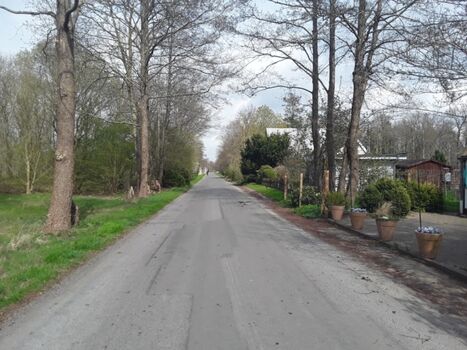 Dorfstraße, an der das Ferienhaus gelegen ist