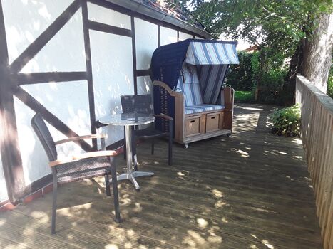 Terrasse zum Osten mit Strandkorb