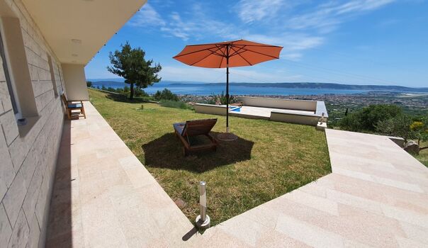 Terrasse mit Garten und Meerblick