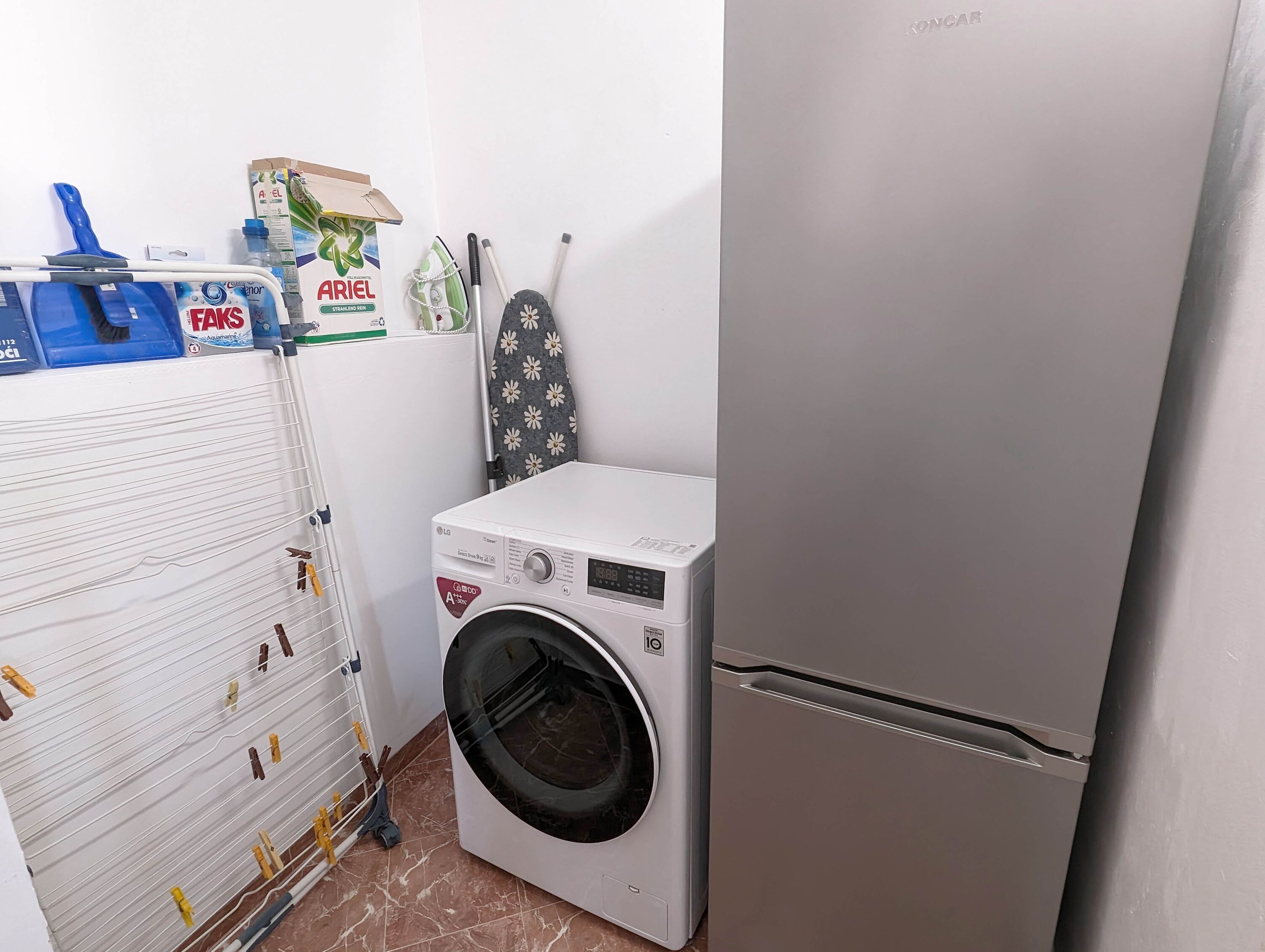 Großer Kühlschrank und Waschmaschine
