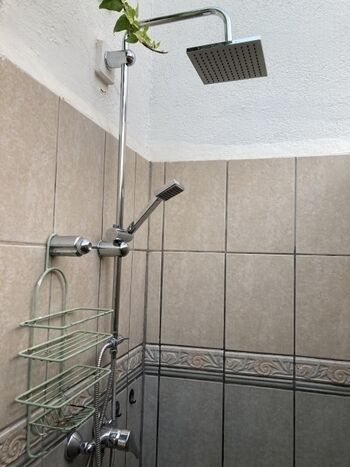 Aussendusche mit Warmwasser und Tür