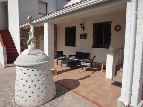 Sitzplatz vor Hauseingang mit Treppe ins Haus.