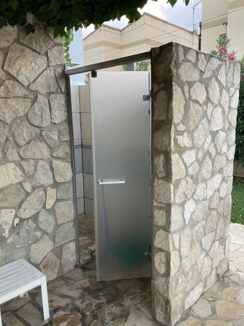 Tür von Aussendusche