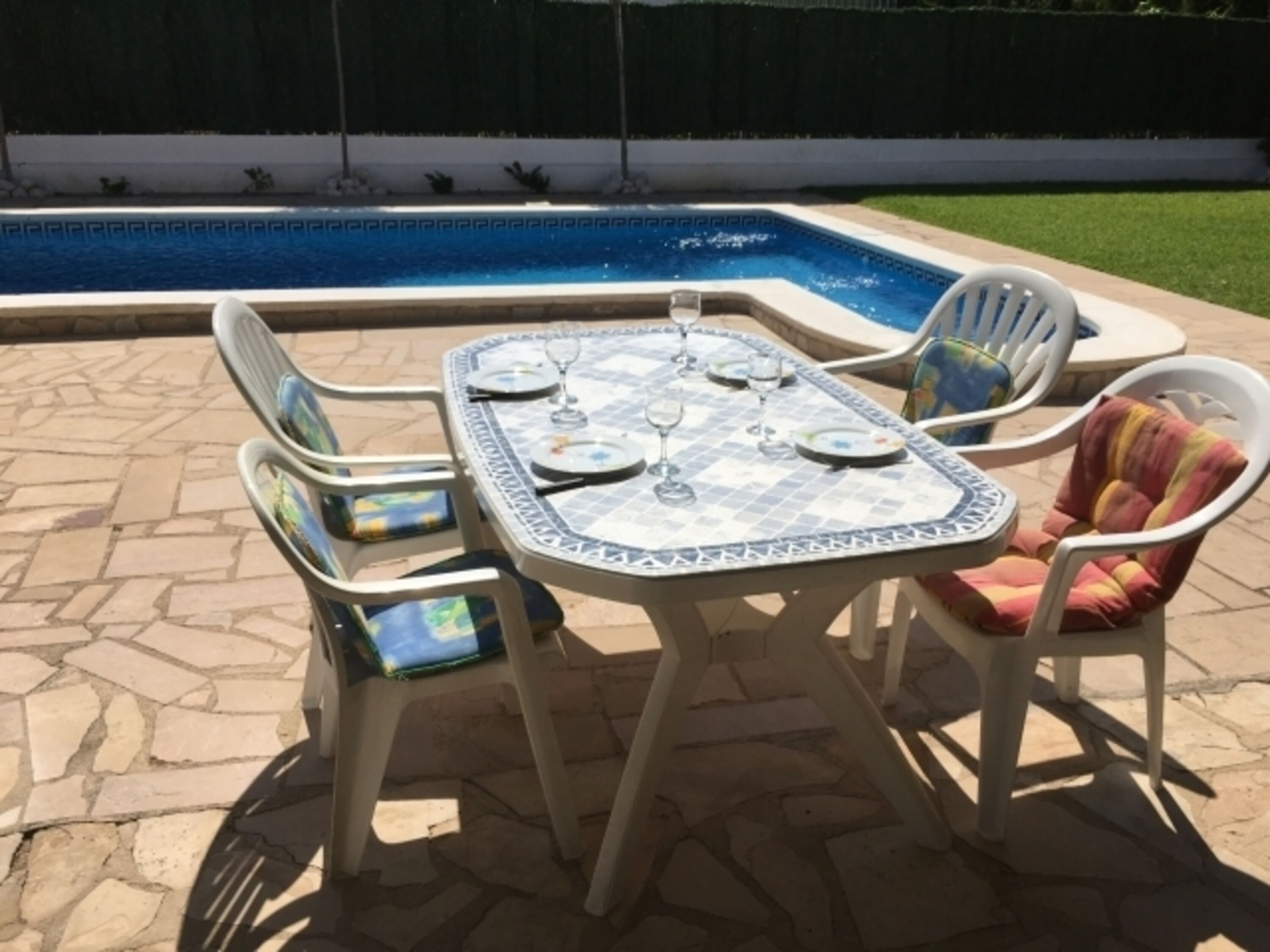 Essen vor dem Pool