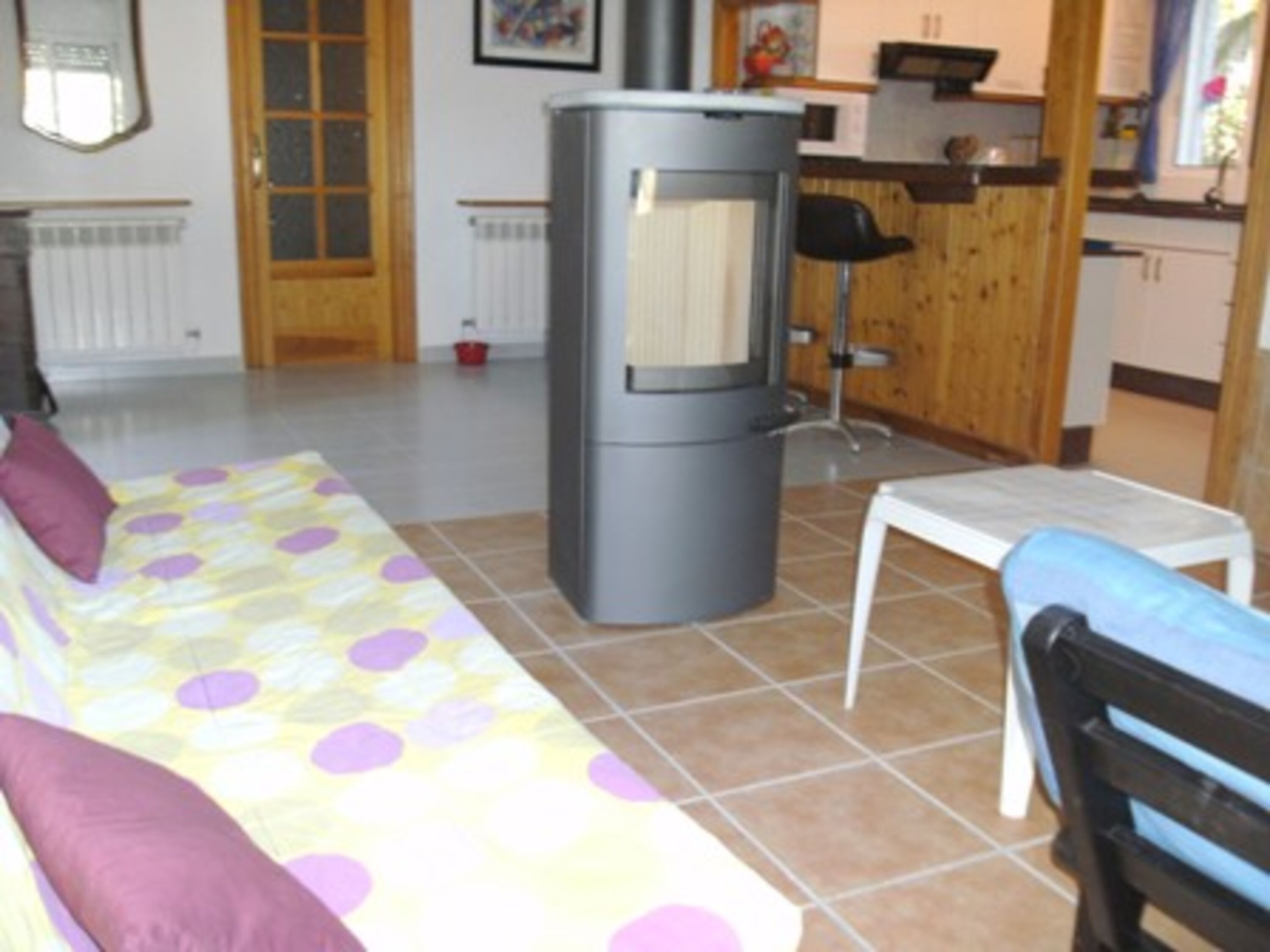 Wohnzimmer mit Schwedenofen und Zentralheizungr
