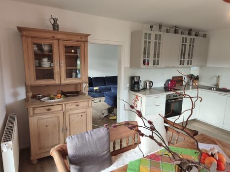 Rustikales Esszimmer, übergehend in moderne Küche