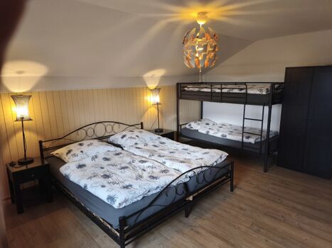 Schlafzimmer 1 (Familienzimmer) mit Etagenbett und Doppelbett