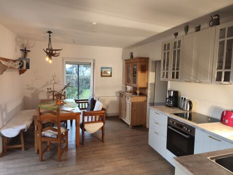 Küche mit Übergang ins Esszimmer   Zugang zum Garten