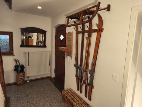 Flur mit rustikaler Gardarobe