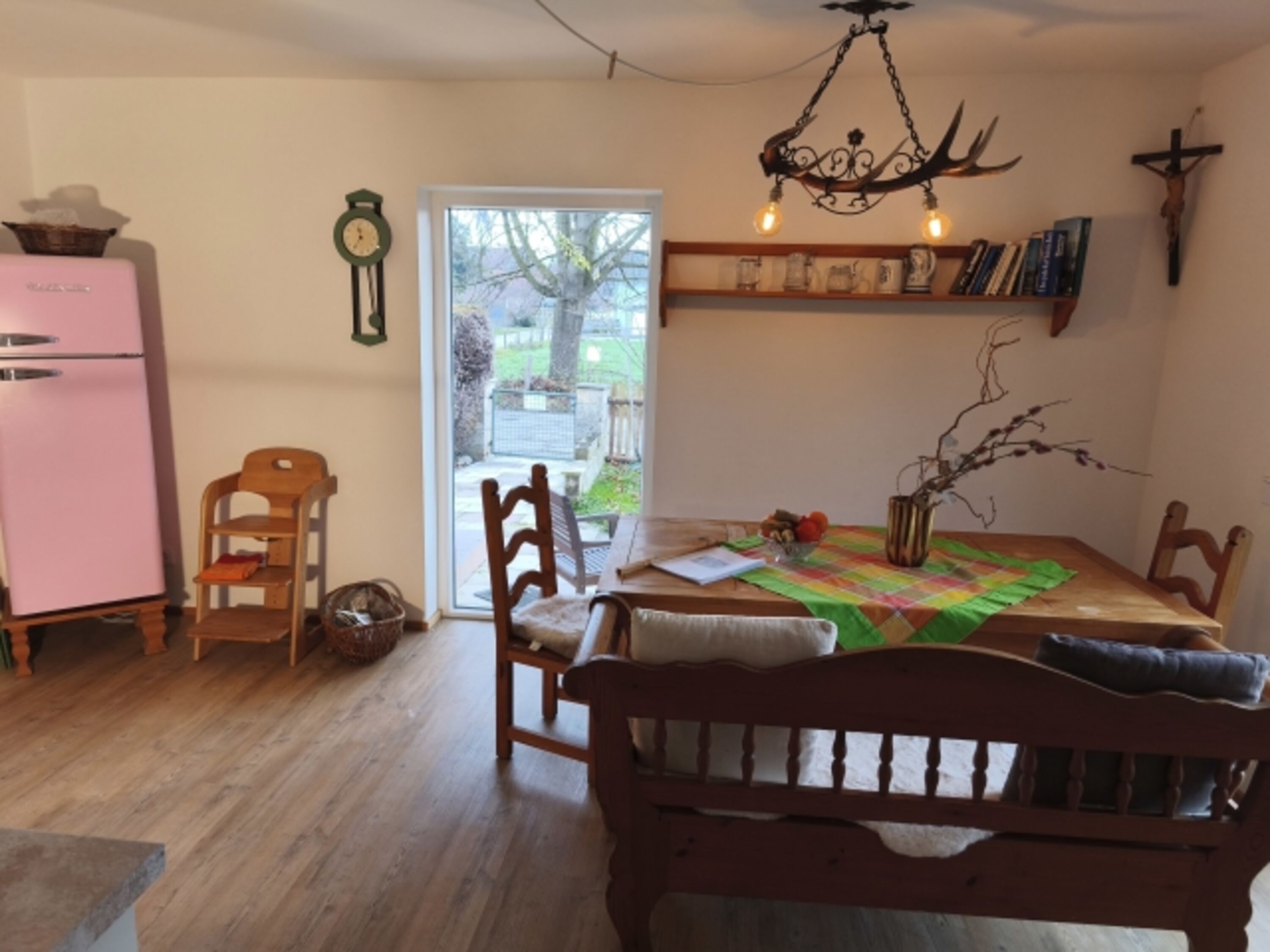 Blick in den Vorgarten aus dem Esszimmer