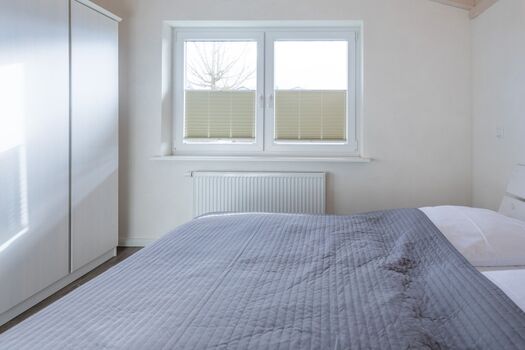 Hallig Hooge - Schlafzimmer 1 mit Doppelbett in 180x200  und geräumigen Kleiderschrank 