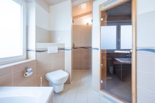 Hallig Hooge - Wellness Badezimmer mit Sauna und ebenerdiger Regendusche 