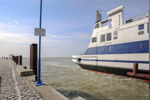 Der Fähranleger zu den Inseln und Halligen direkt vor der Tür !