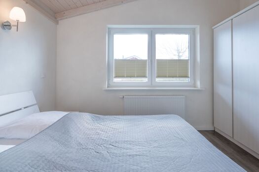 Hallig Hooge - Schlafzimmer 2 mit großem Doppelbett in 180x200 und geräumigen Kleiderschrank 