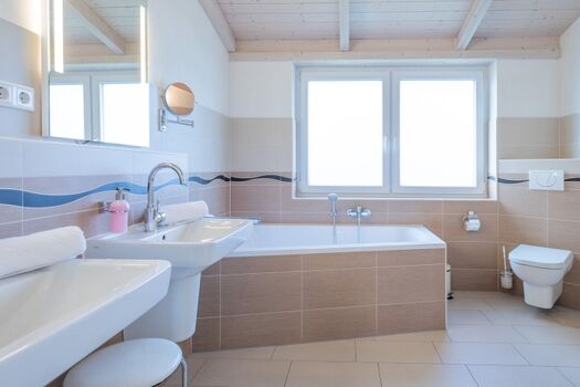 Hallig Hooge - Wellness Badezimmer mit Doppelwaschbecken, Badewanne, Sauna, WC und Regendusche 