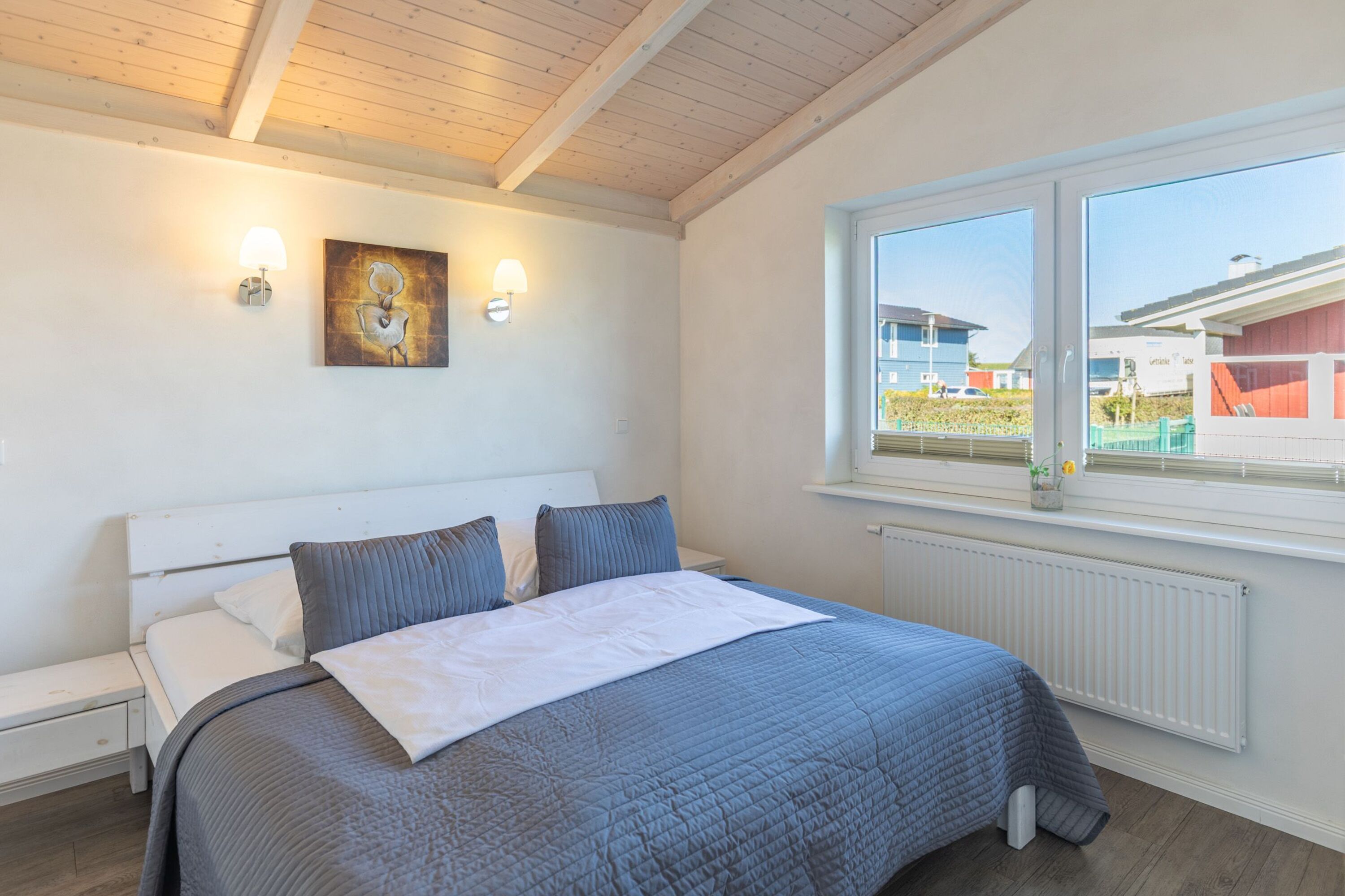 Ferienhaus Hallig Hooge – Helles Schlafzimmer mit Doppelbett und viel Tageslicht