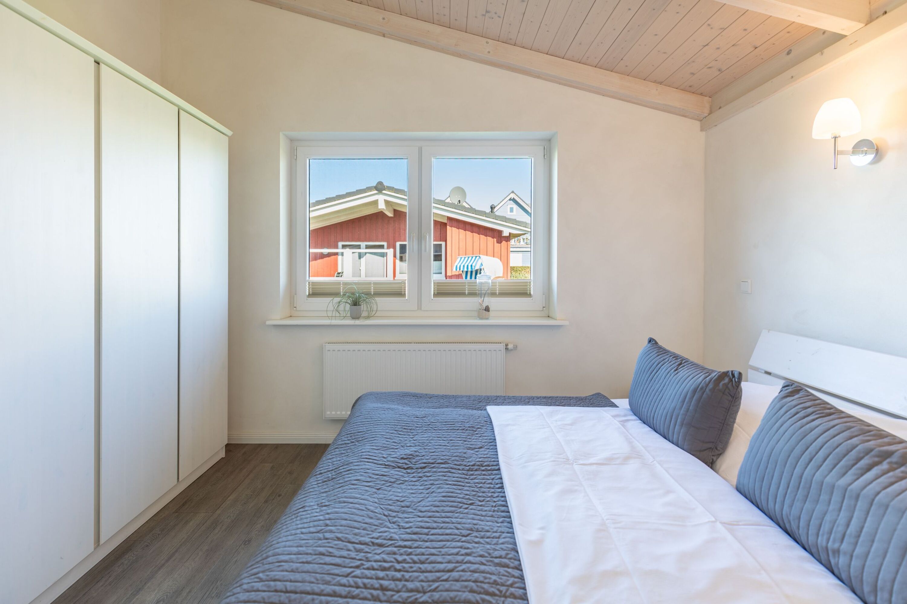Ferienhaus Hallig Hooge – Helles Schlafzimmer mit Doppelbett und großem Kleiderschrank