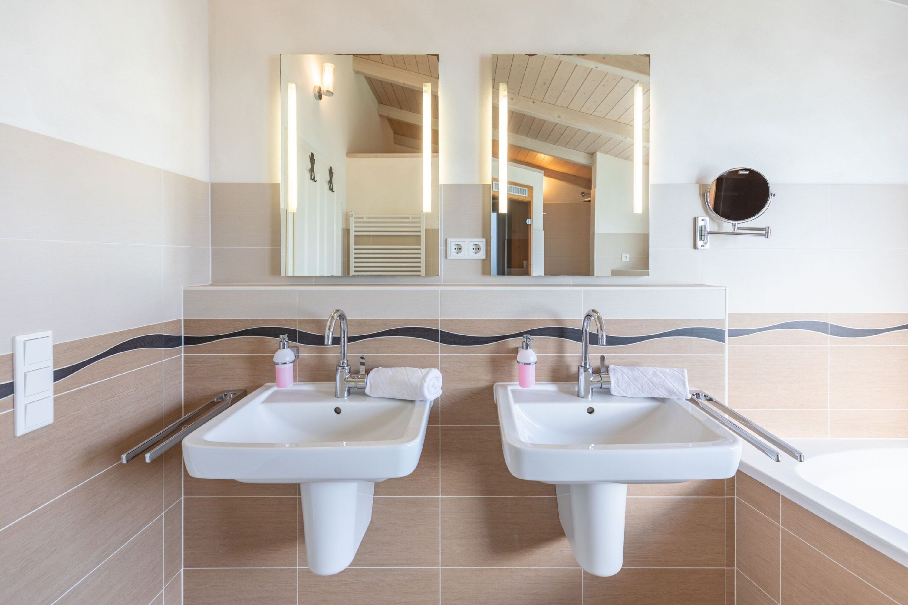 Ferienhaus Hallig Hooge – Doppelwaschbecken mit beleuchteten Spiegeln
